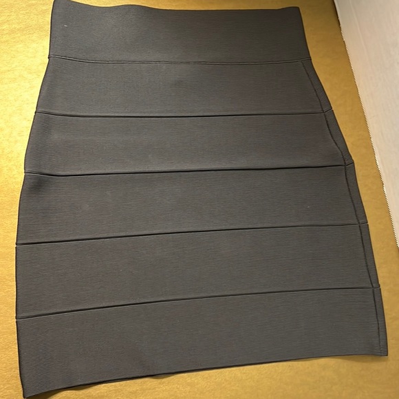 BCBG bandage skirt in OLIVE GREEN - Picture 2 of 6